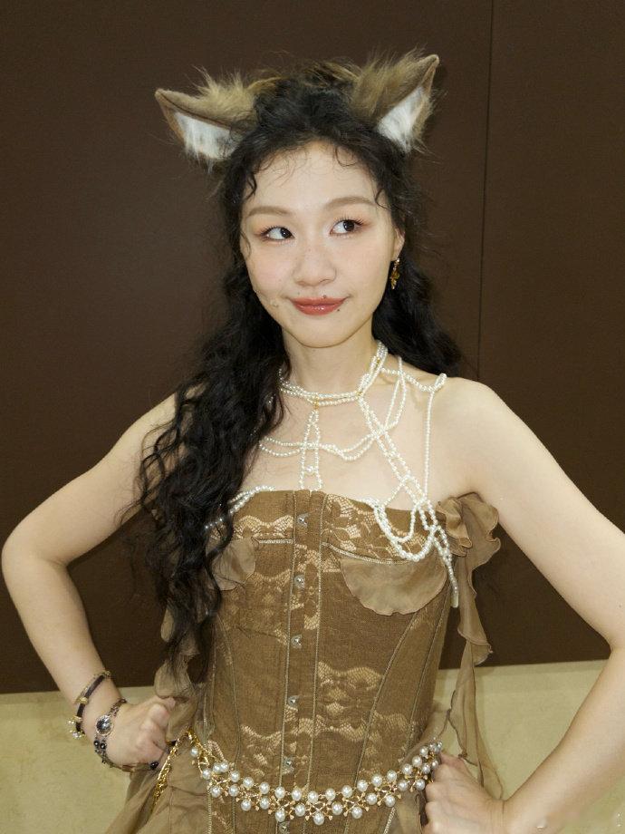 金靖的年度爱用卫生巾 金靖式安利来咯！"选卫生巾要火眼金睛~"她眨着眼睛分享挑选