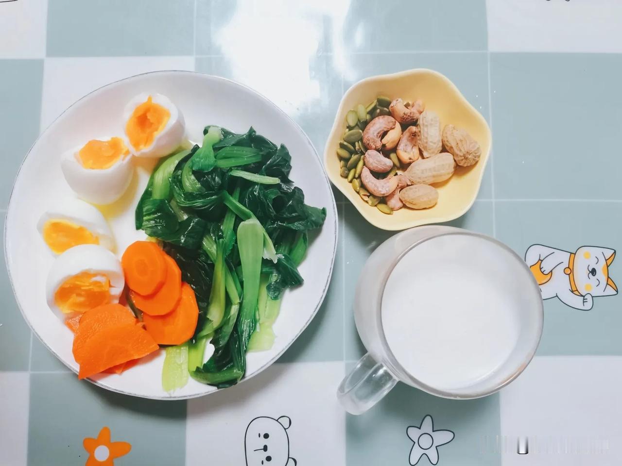 一场秋雨一场寒
秋意凉凉之中年女性减脂早餐日记
蛋白质：鸡蛋
蔬菜坚果：小白菜、