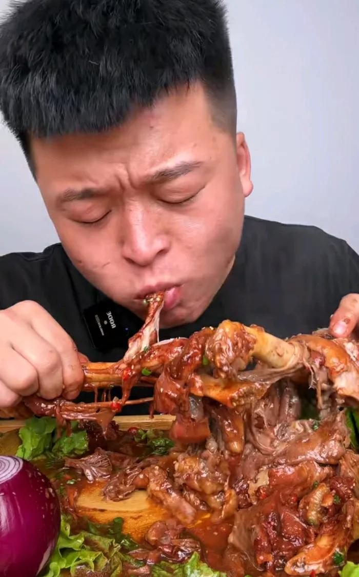 美食佳肴入眼底，筷子夹肉乐无边。#分享美食轶事# #美食的魅力何在# #饭桌不可