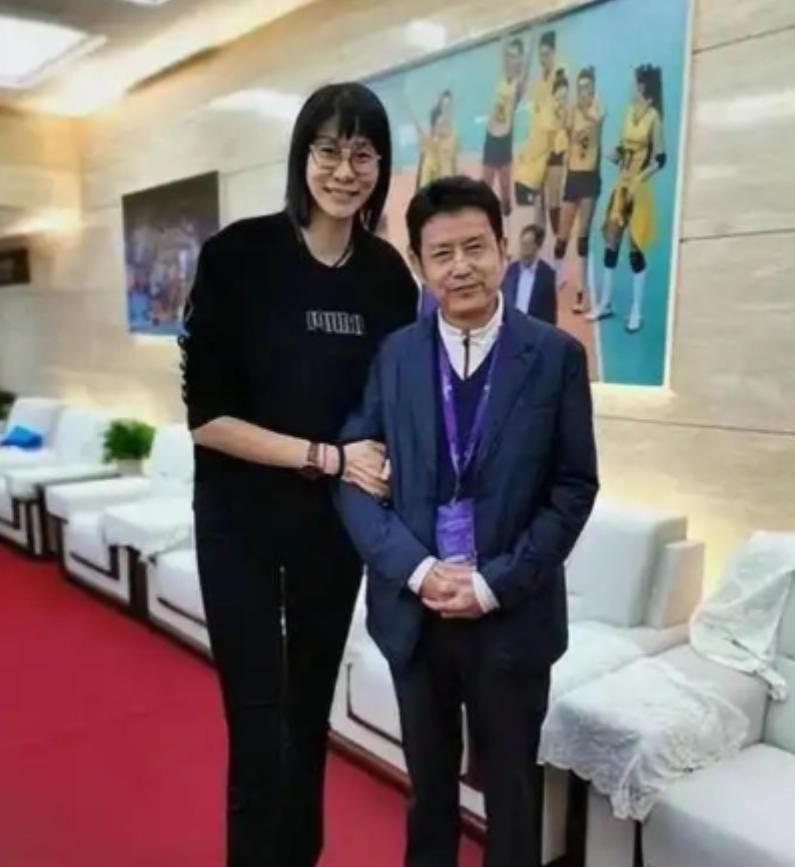 1992年，陈忠和的妻子因背包带勾住了火车，而被卷入不幸而亡。3年后，陈忠和想娶