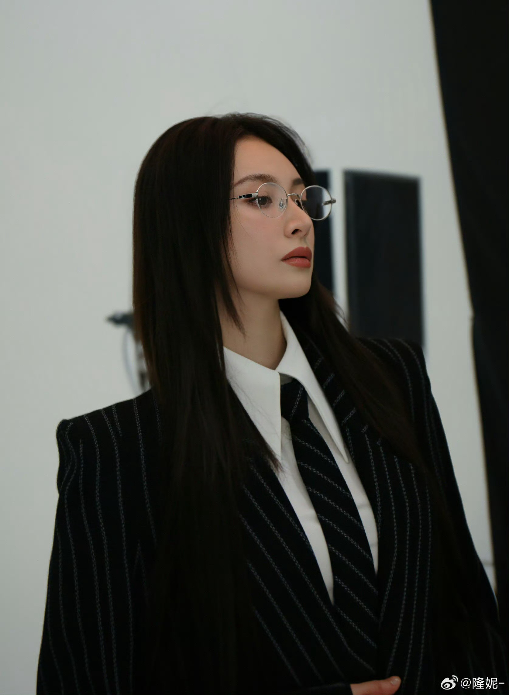 隆妮内娱新晋老公姐 这波黑西装杀疯了！垂坠条纹面料勾勒利落肩线，白衬衫配细领带，