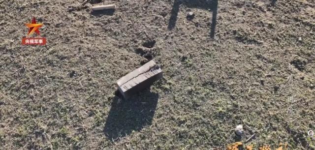 乌克兰人惊人发现，在一架被击毁的俄小摩托巡飞弹上，发现载有R-60空空导弹。这让