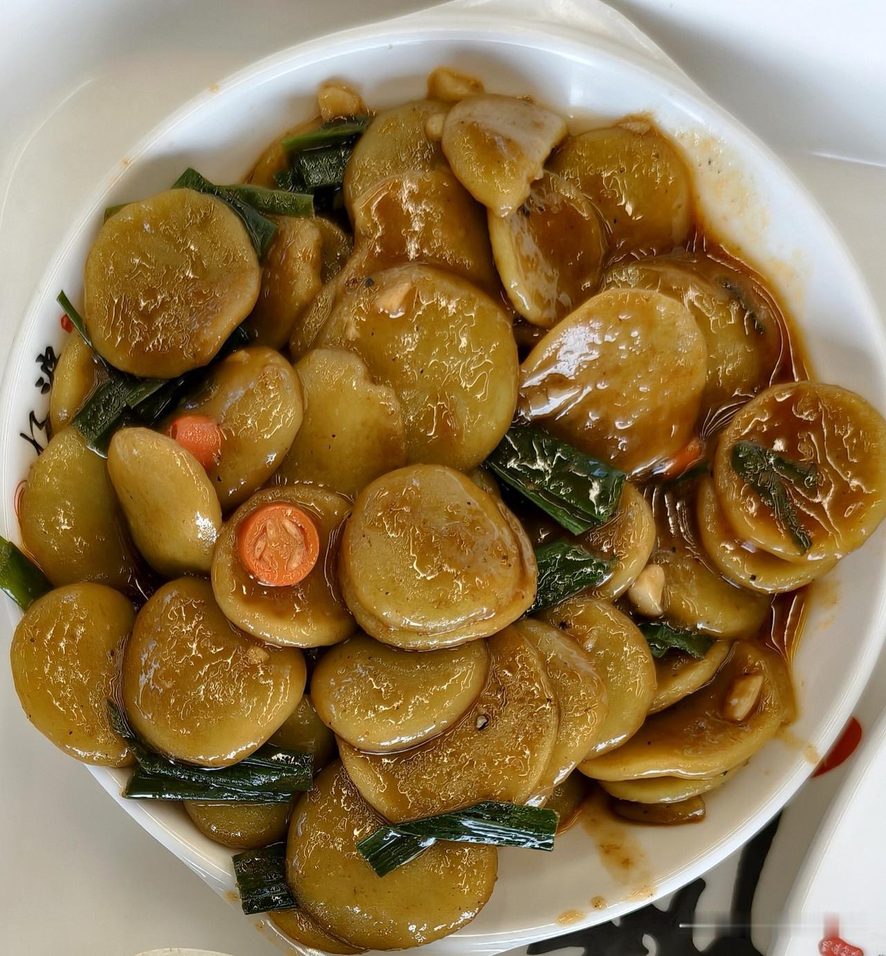 在电视中见过这个，不知道叫什么。

中午在盱眙吃午饭，正好看到有这道菜，买盘尝尝