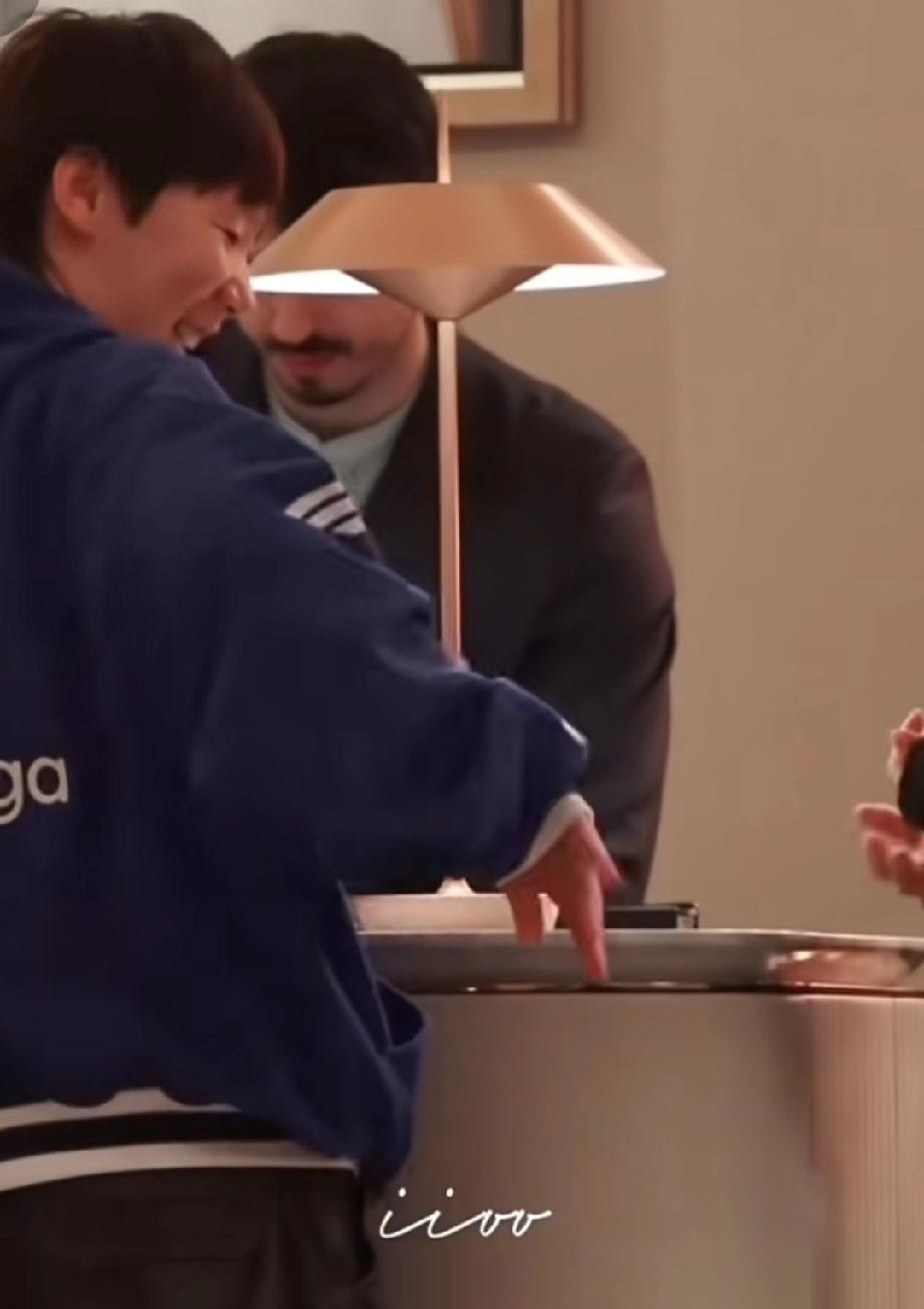 落地多哈已经是晚上十点多，王曼昱和国乒团队一起坐班车到达WTT官方酒店。
在前台
