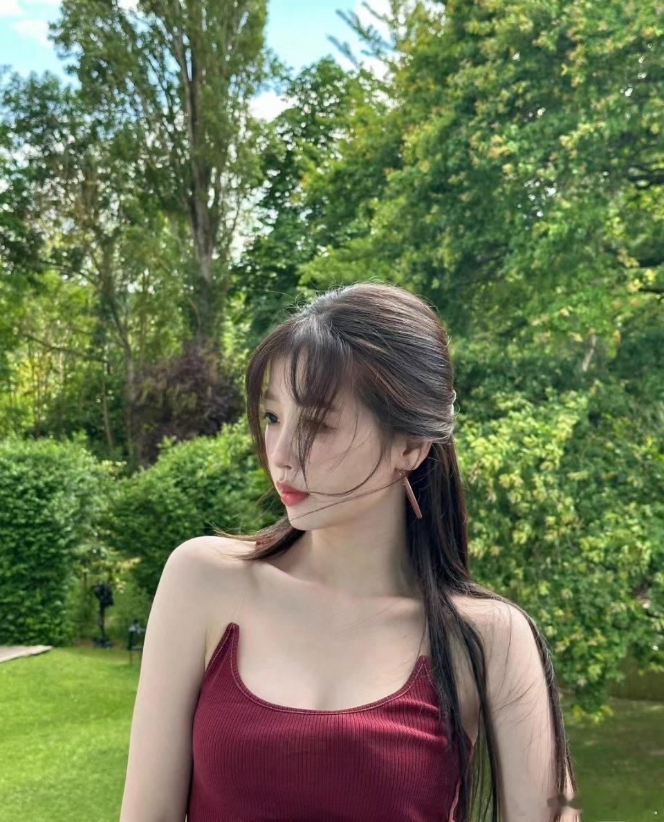 我想问虞书欣身上这条吊带儿是谁设计的？真的很有品，既显瘦又遮副乳，而且还显白 ​