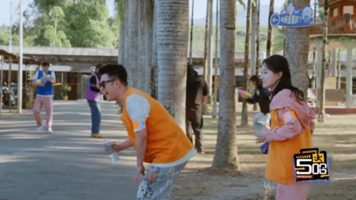 看这段笑出腹肌：马頔刚穿上雨披以为自己安全了，结果邓超直接上手撕——主打一个得不