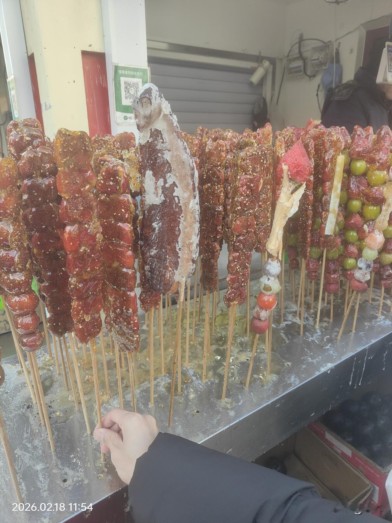 哈尔滨自从让小土豆带火后这冰糖葫芦开始不正经了，山楂和草莓的甚至葡萄的我也能理解