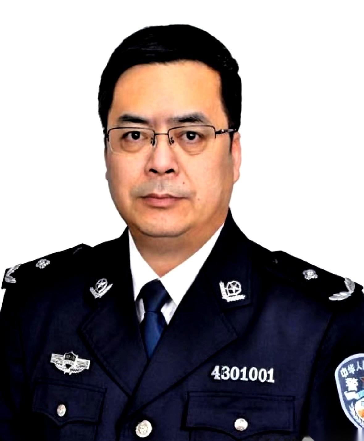 他曾是湖南司法系统的实权人物，名字叫钟艺兵。一个65岁的老人，顶着工学硕士的光环