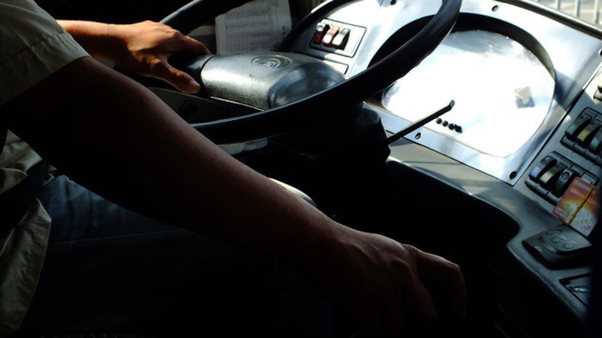 2月24日海南海口，男子坐公交车强行要求停车，由于公交车尚未到站，司机便婉拒，遭