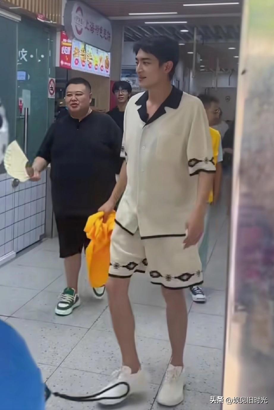 看吧， 就算当了博士还得送外卖。[捂脸]

林更新当外卖小哥的一天，刚开始还神清
