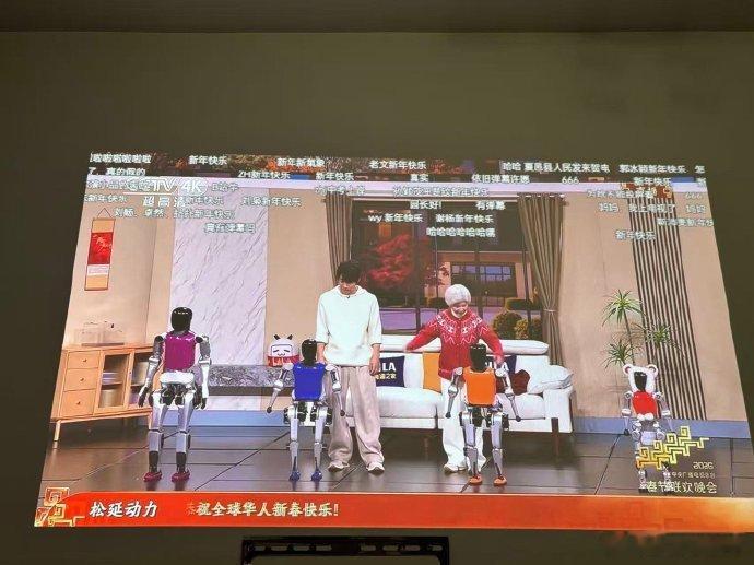 B站春晚开真实弹幕网友疯狂刷屏弹幕里的“课代表”太贴心了！薛之谦抱吉他唱歌时，立