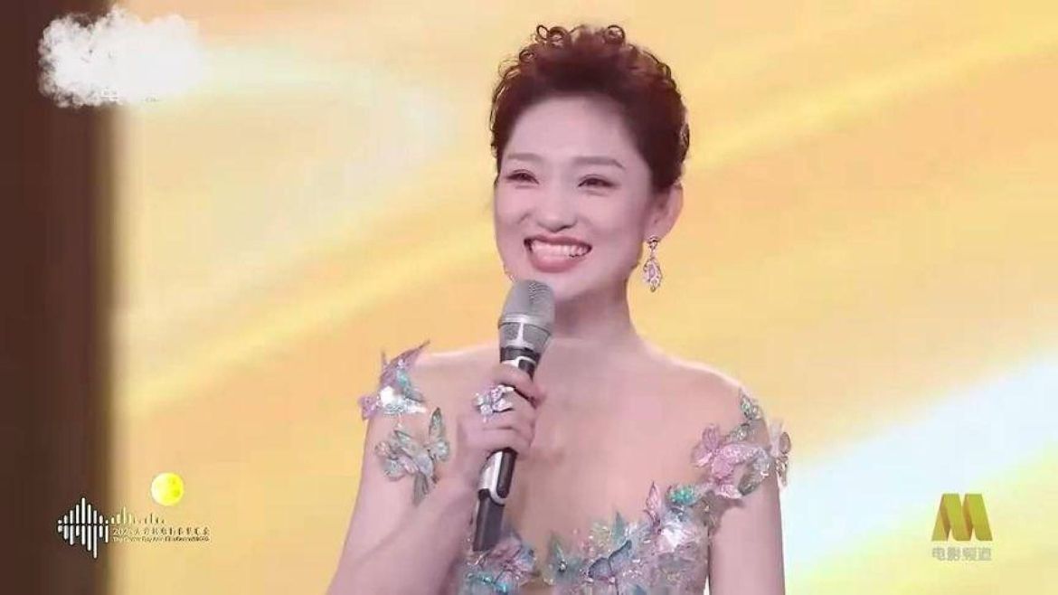 不愧央视力捧女主持！蓝羽一席薄纱长裙亮相，开口不输董卿丨晚会