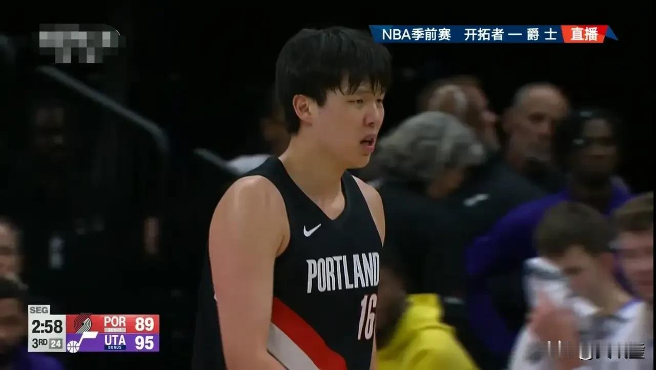 哭了！杨瀚森NBA季前赛收官战再遭“六犯毕业”，面对爵士铁桶阵0篮板6犯规，赛后