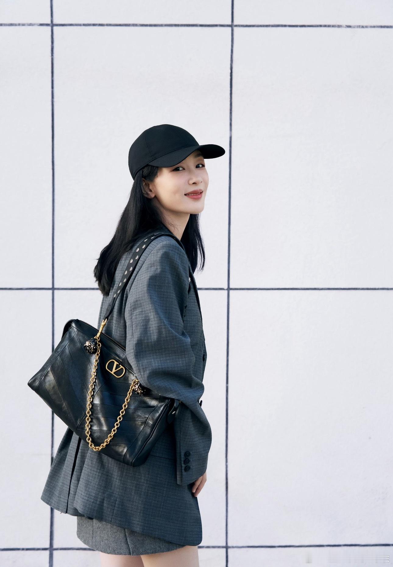 杨紫华伦天奴街拍大片，时尚girl ​​​