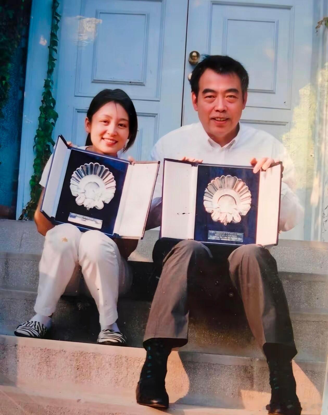 95年热恋时期的陈红和陈凯歌那时陈红才27岁最美的时候看着清纯靓丽陈凯歌43岁也
