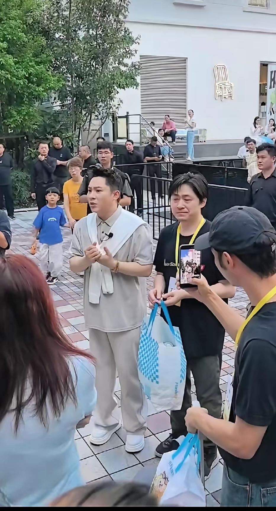 8月25日，赵丽颖突然登上热搜成为焦点，这次是因为她身体不舒服，已经送往医院，好