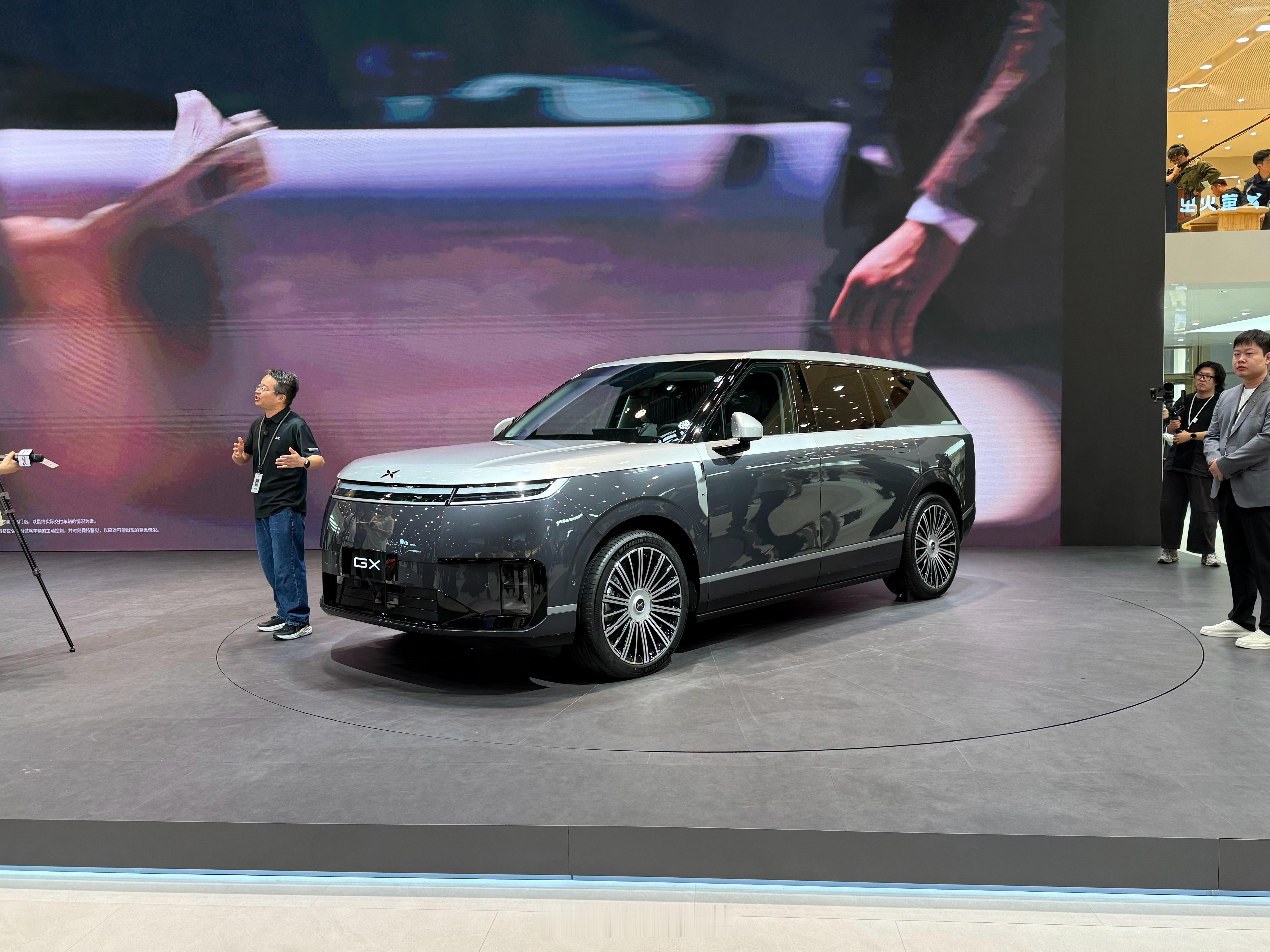 每次去这种国际车展，最喜欢看老外们的表情有的眉头紧锁、有的充满好奇 真的老有意思