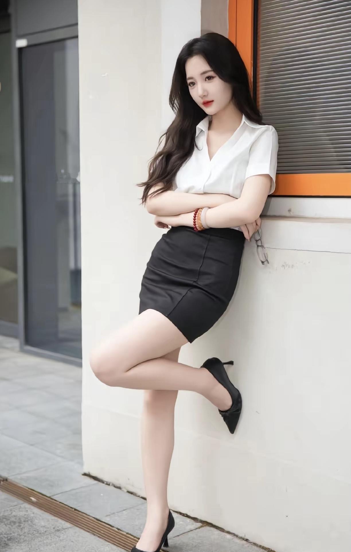 都市女郎的优雅姿态，黑白配色的经典穿搭，自信满满！👠💄