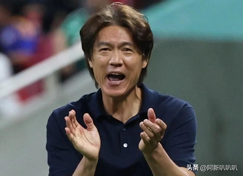 昨天上午九点爬起来看球。
冰了两罐淡啤在茶几上。
本来以为是场毫无悬念的局。
