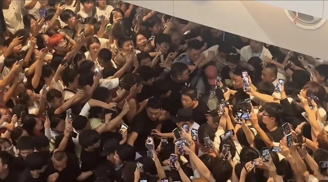 章若楠线下男粉好多，额感觉臭烘烘的 ​​​