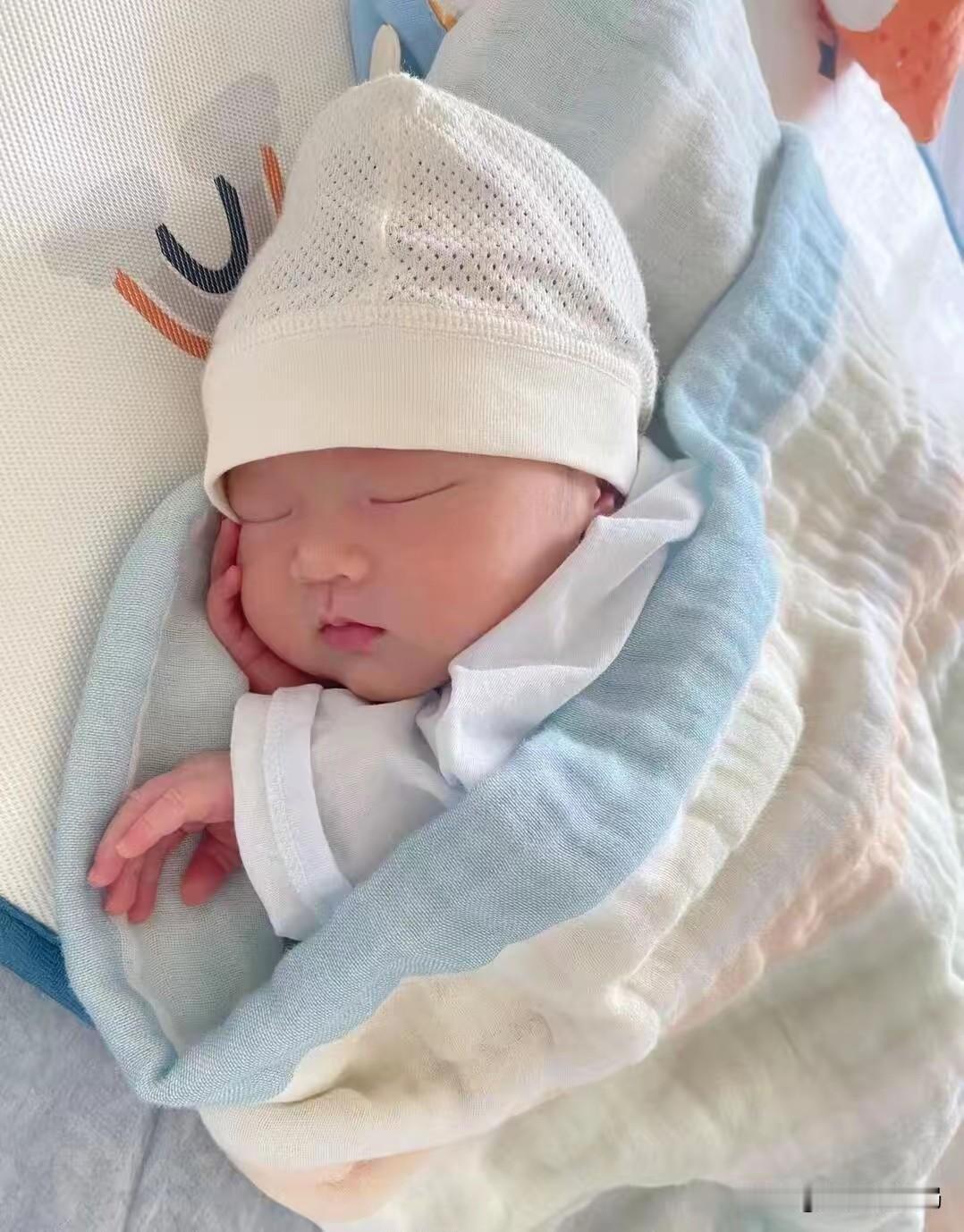现在的00后都不按套路出牌了！堂妹25岁在读研二，刚生了个女娃。

全家人的微信