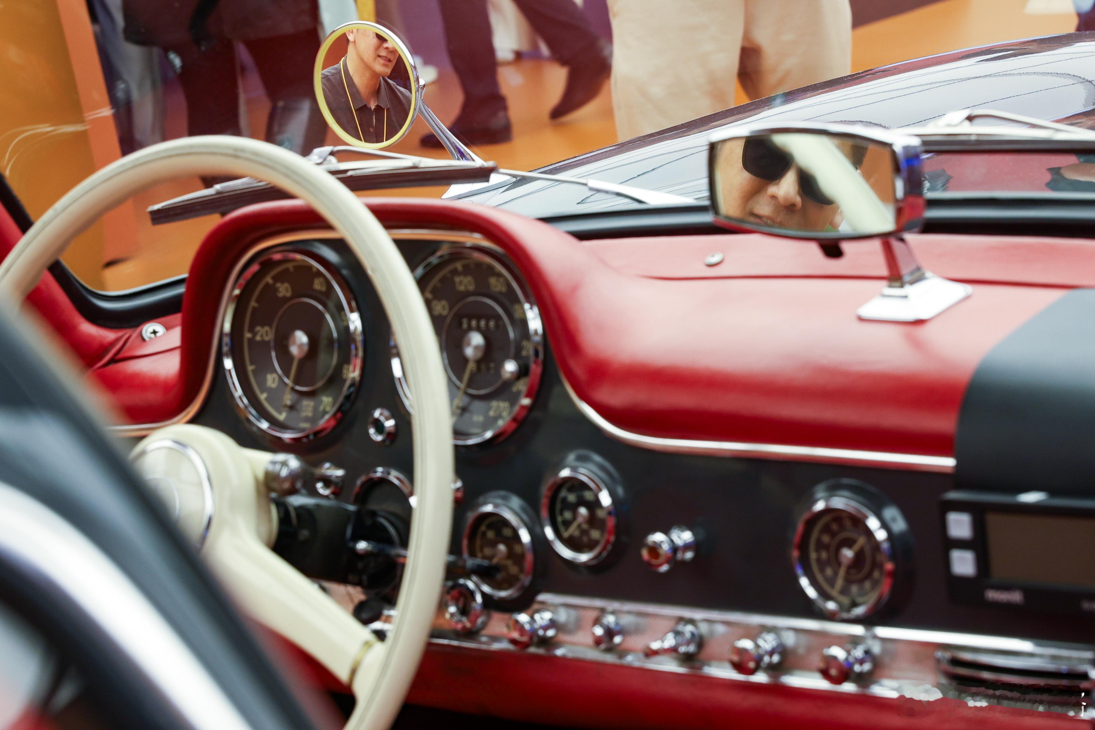 一张图证明你来过北京车展 这是车展上最喜欢的一辆展车，奔驰300SL，看看后视镜