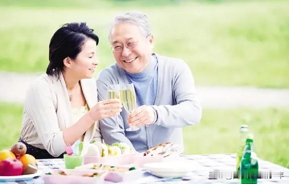丧偶老年人搭伙过日子合法吗?
我认为不合法，只是私不举官不究罢了。没有危害社会，
