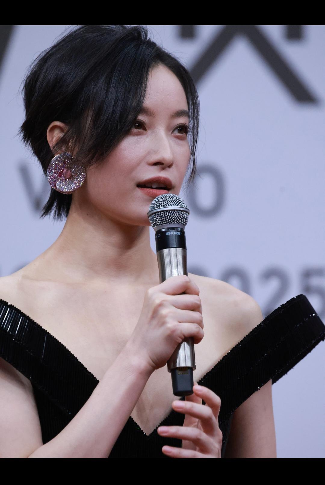 感觉娱乐圈就倪妮最真实，看着她松弛的苹果肌，她应该是一点医美都没有做！
她本来好