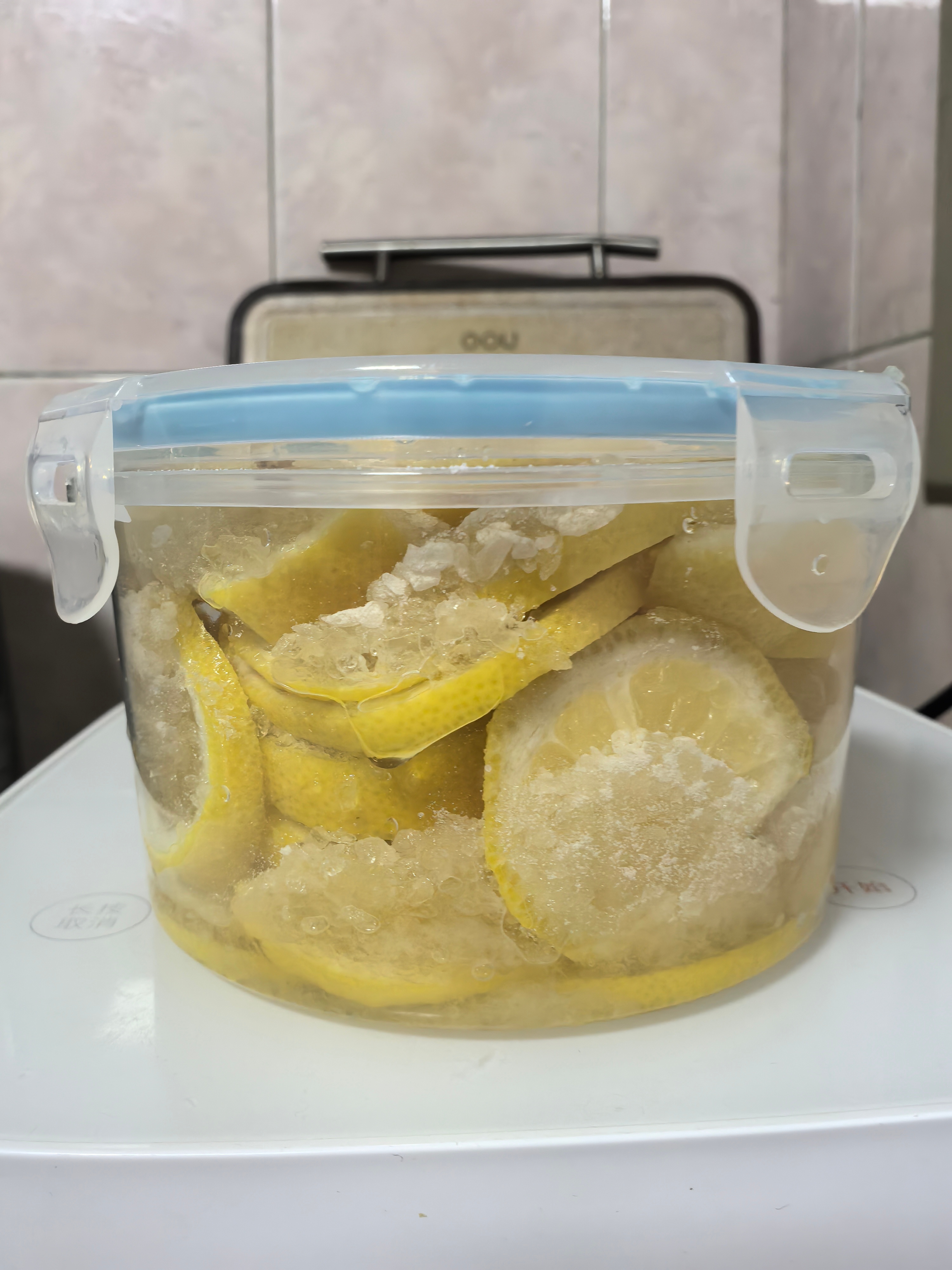80后的回忆小时候每年夏天都很盼着爷爷给做柠檬糖水，一层柠檬＋一层白砂糖，一层叠