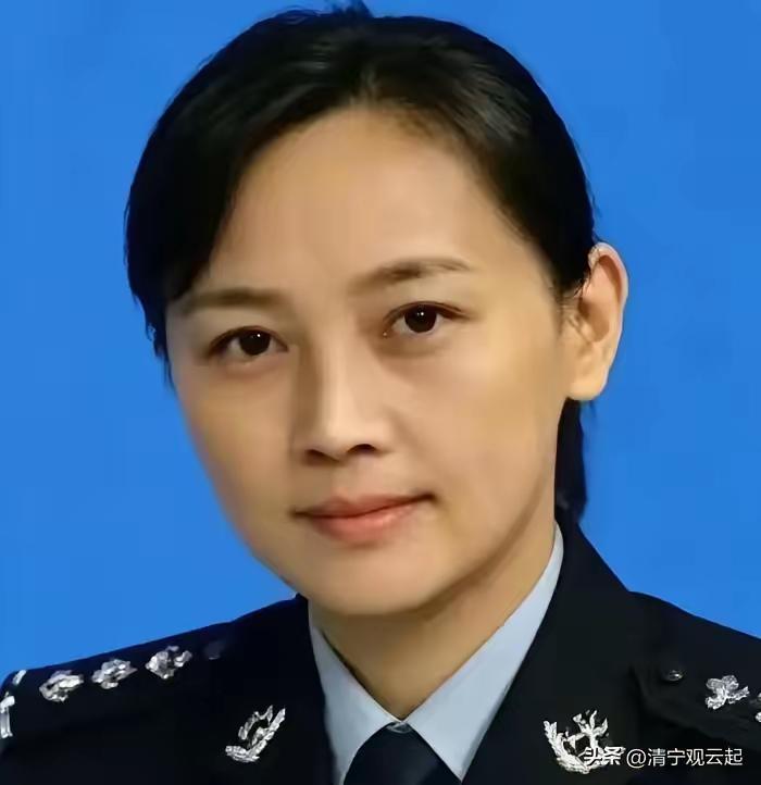 姜峻这下算是把“职业病”刻进骨子里了。

她怎么也不会想到，

下班遛弯路过公厕