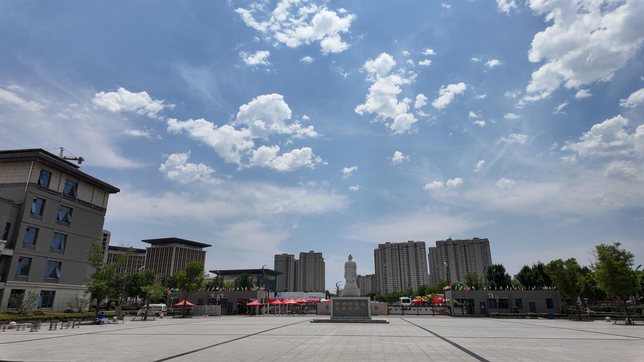 分享一张你相册里的天空风景照蓝天、白云