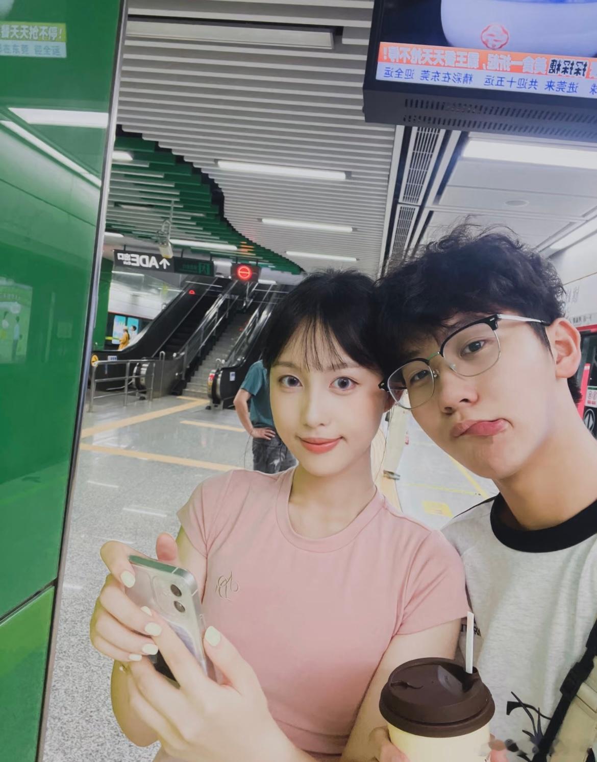 我们俩等地铁的时候臭美一下 ​​​