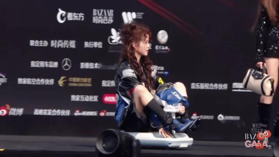 欧阳娜娜坐扭扭车走红毯 论整活还得看娜比！扭扭车出场，快乐满分💯 ​​​