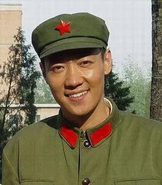 辛柏青是中国内地实力派男演员，体制内殿堂级话剧实力派，影视圈黄金顶配戏骨，却是主