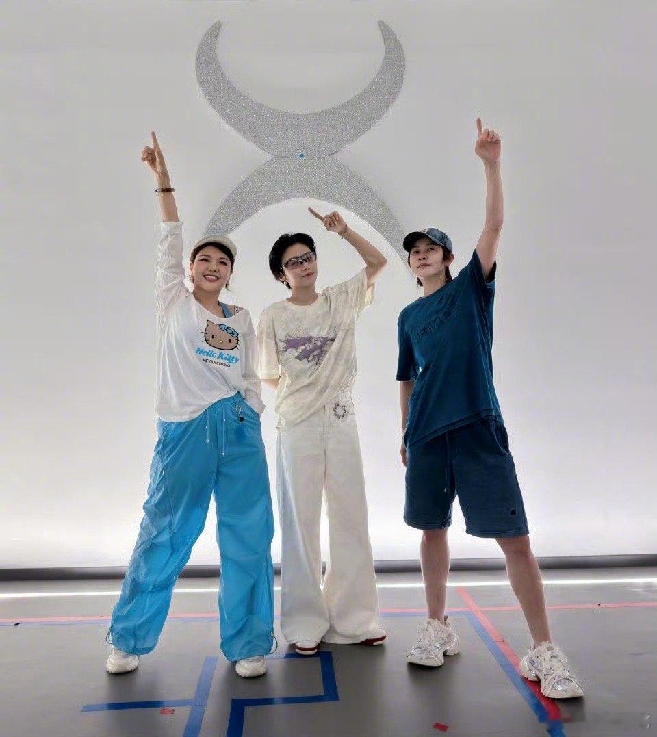 乌兰图雅王濛大战刘雨昕教资第二关 浪姐四公今日选曲，公演直播在即，濛主带着小涂鸦