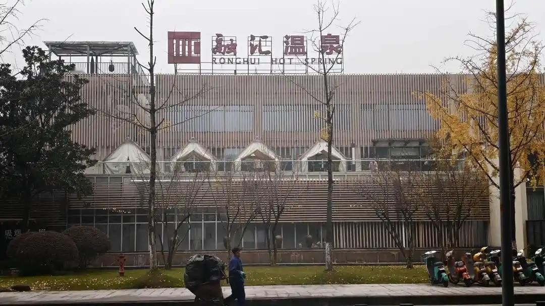 重庆一家温泉酒店发生一起令人震惊的偷拍事件，一对情侣因涉嫌在女更衣室内偷拍被警方