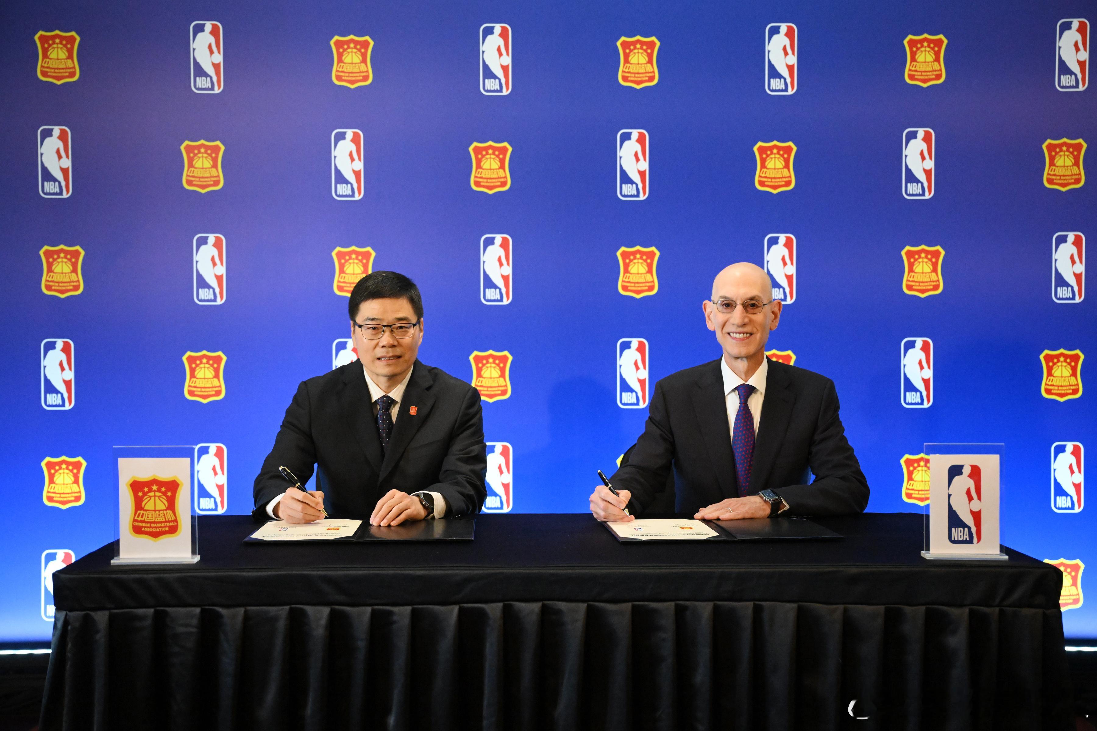 中国篮协与NBA今日正式达成多年战略合作协议！中国篮球协会主席郭振明和NBA主席