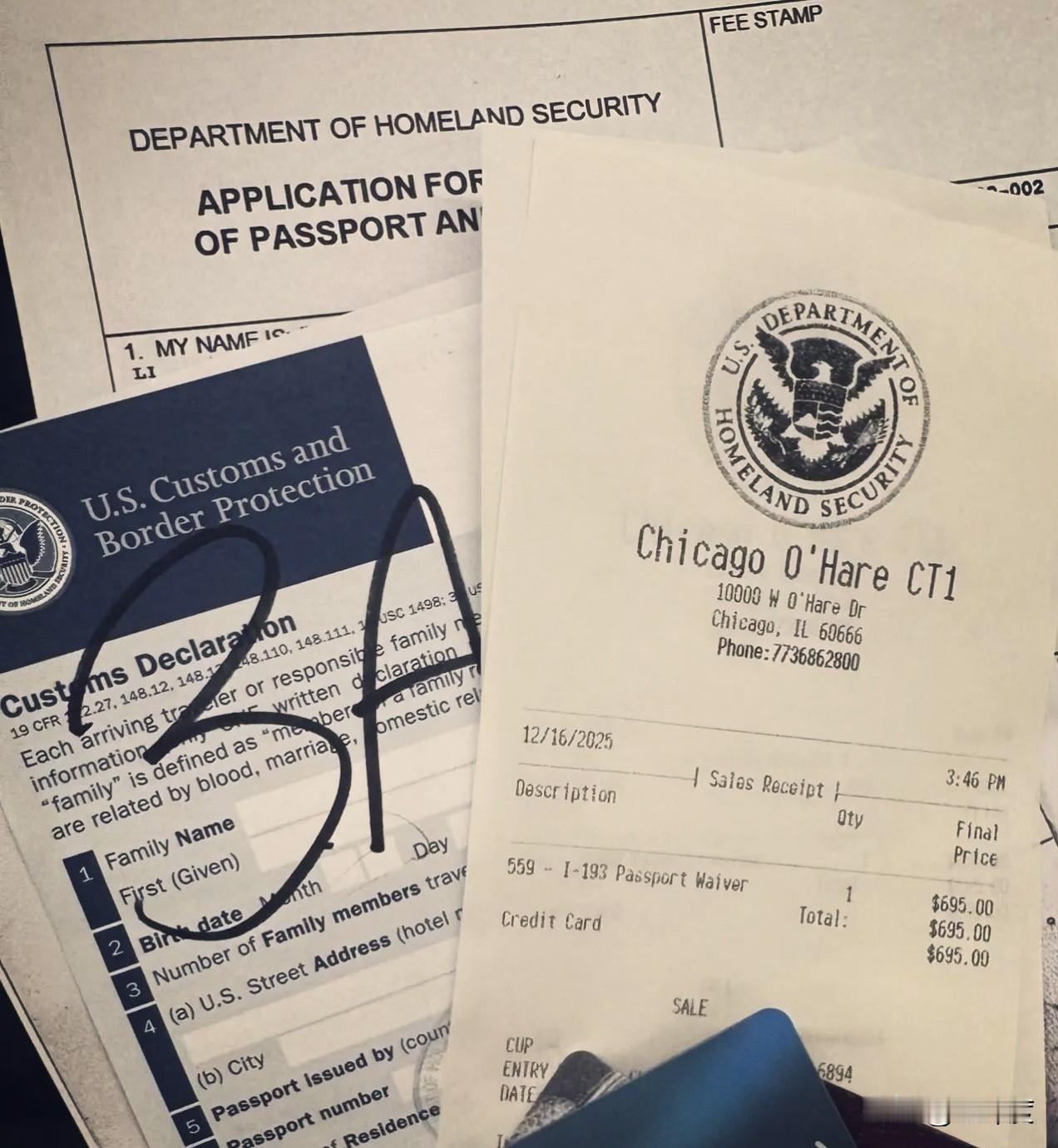 最近在芝加哥机场发生一个真实案例：一位绿卡持有者，因为长期在中国生活，只是偶尔回