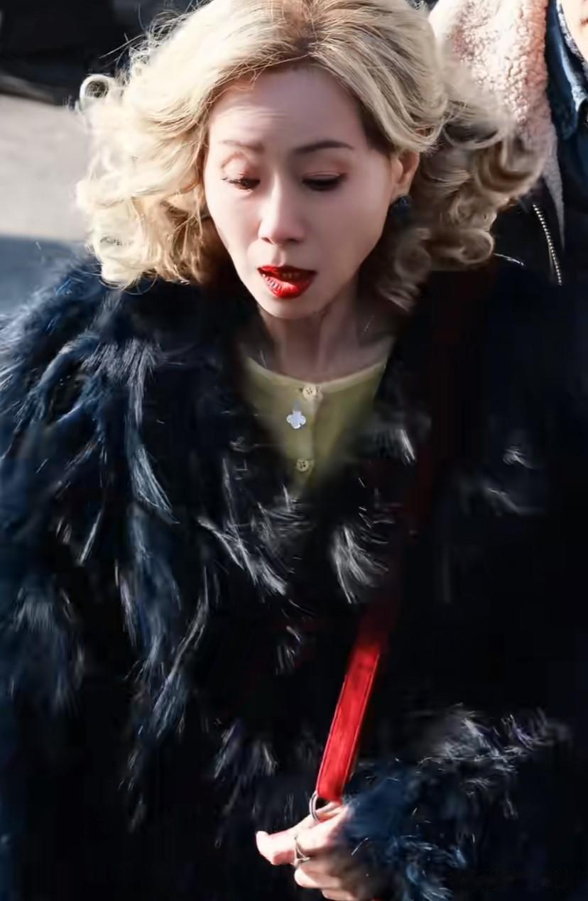 63岁叶童新剧与50岁保剑锋搭档，简直逆袭了，越老越有女人味了！

叶童新剧一改