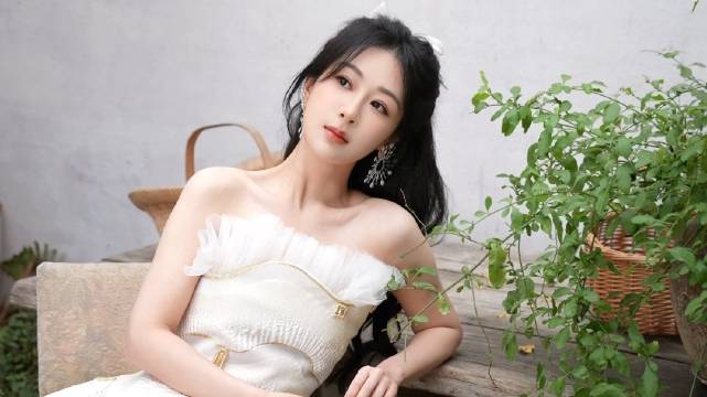 #杨紫[超话]#一袭纯白是梦的自由，是一如既往勇敢向前[心]@杨紫