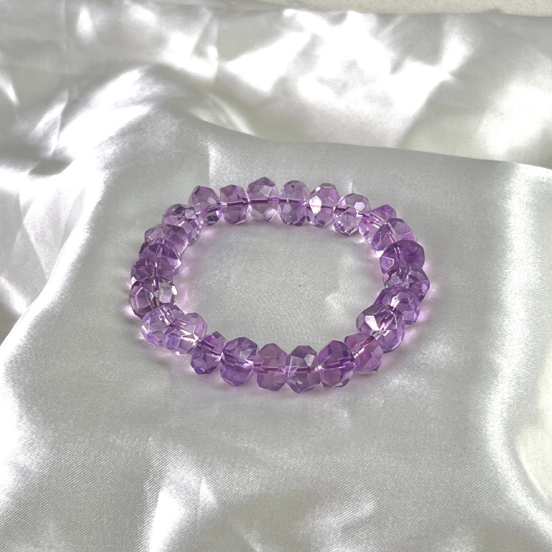 紫水晶💜莹润清透的3-4mm细圆珠，如绕腕的一汪碧水，精致不张扬，完美点亮春夏