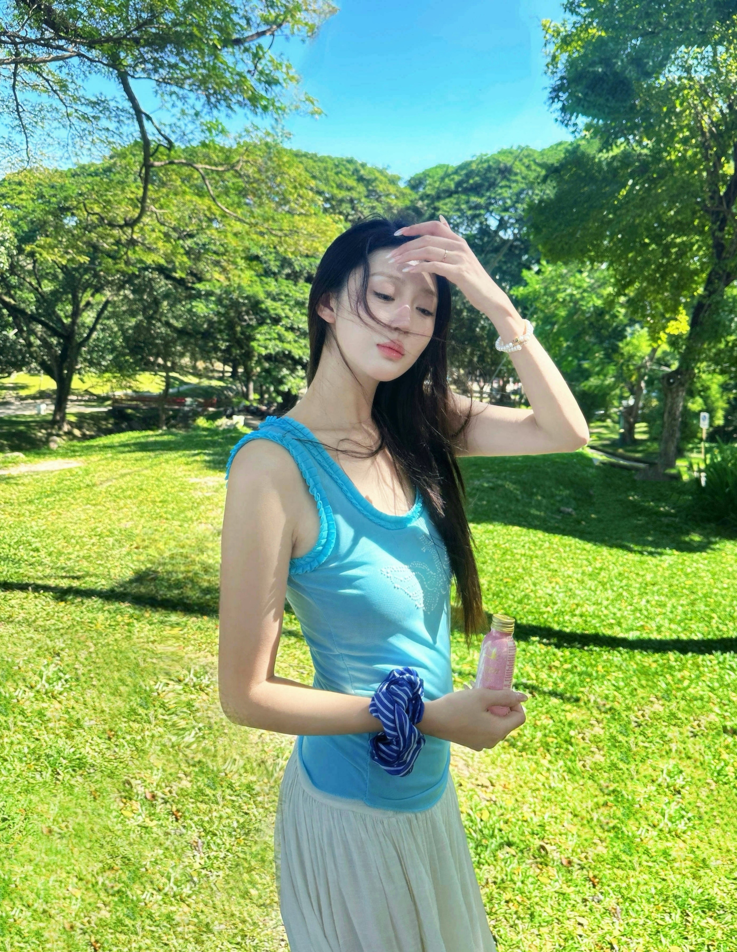 哇！这天气好得不像话！蓝天白云大太阳，不出门溜达一圈都浪费啦！🚶‍♀️☁️ ​