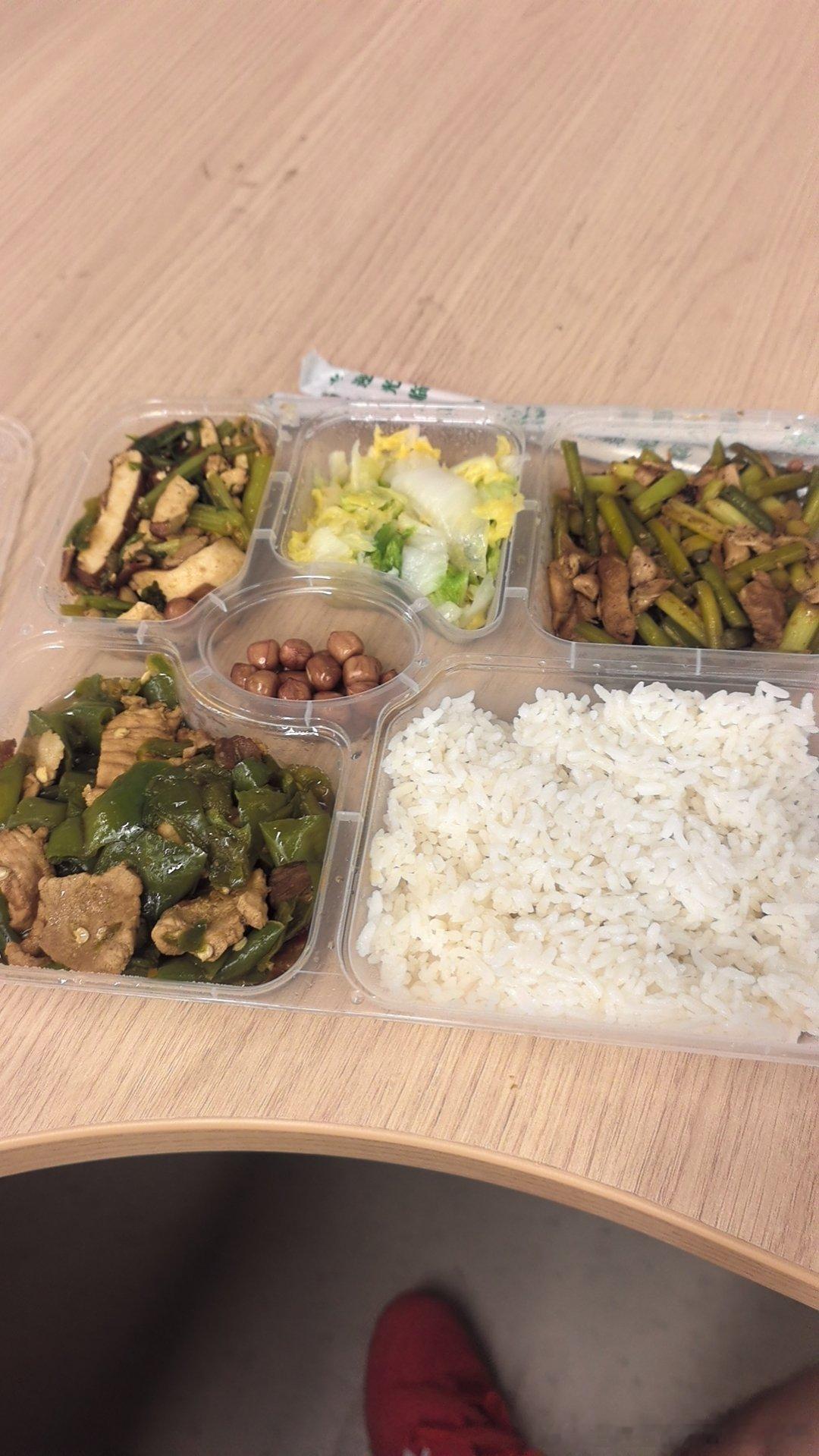 也是到了忙的脚不沾地的年纪。 