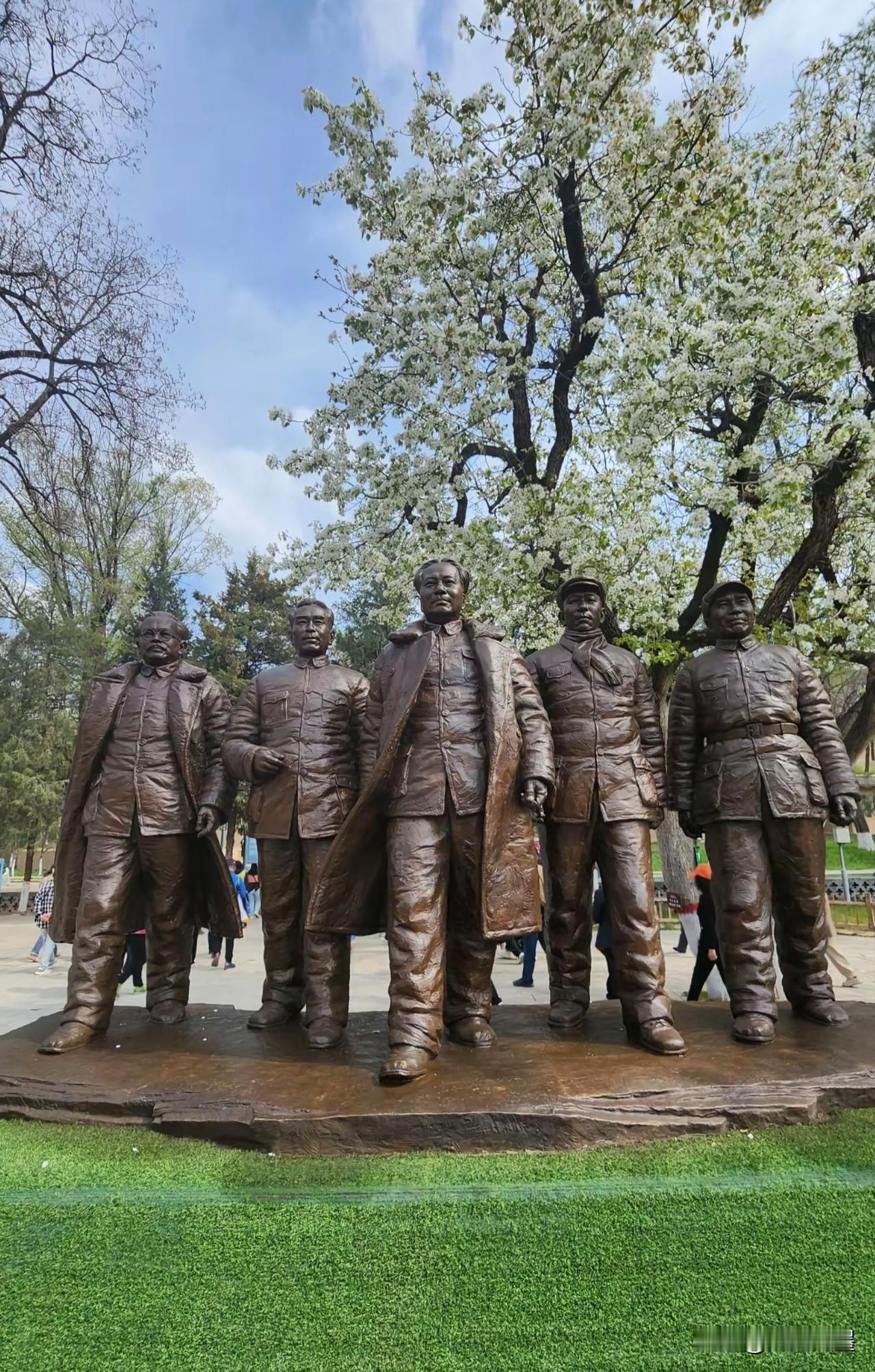 拿那个时代，干部带头干，工人拼命干，农民不叫苦，军人不怕难，老师育新人，医院救伤