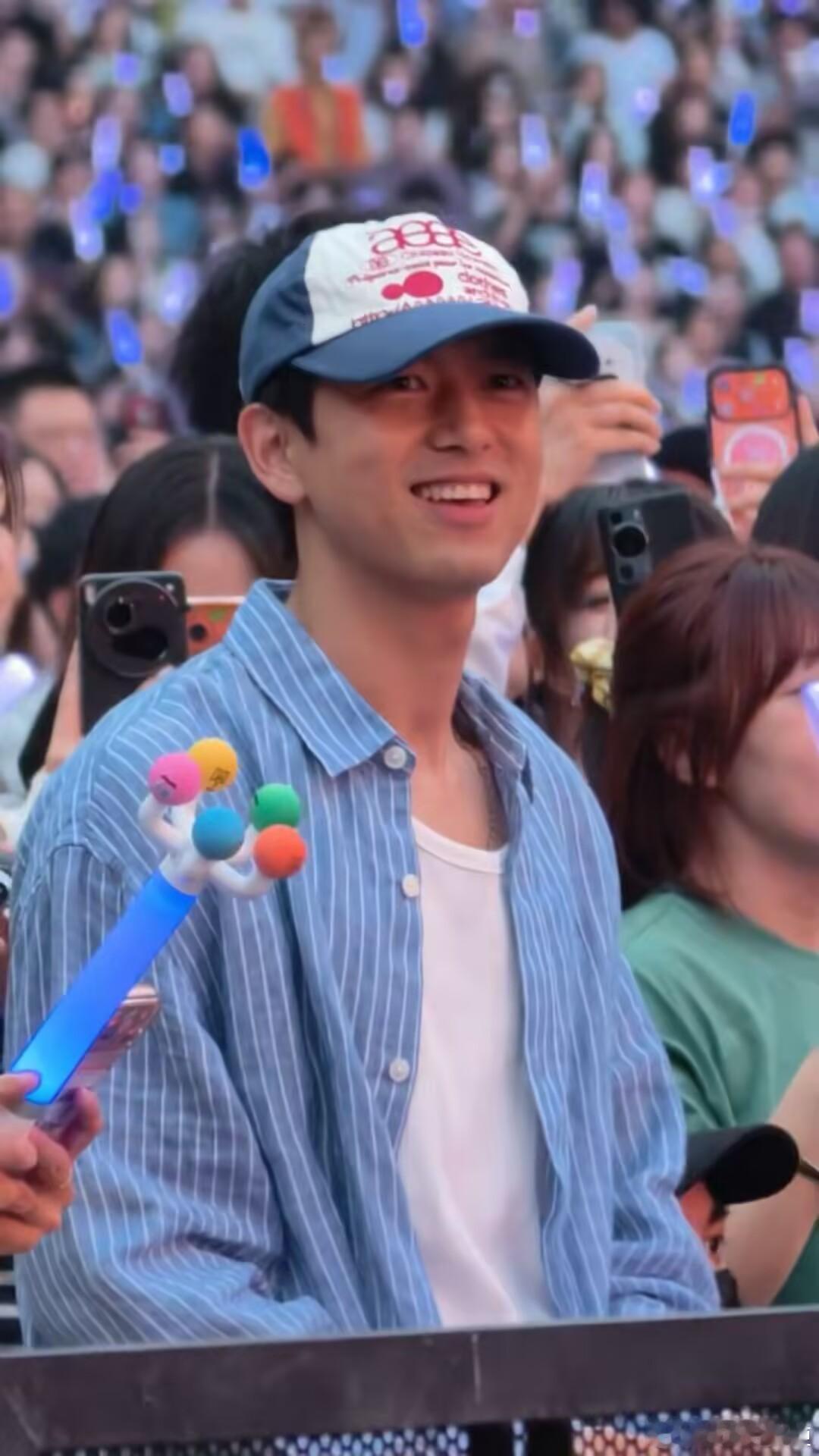 李现又去看五月天演唱会了幸福噢 