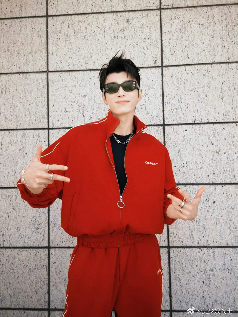 代旭掀桌周五晚高疯 一进节目就开始疯狂“掀桌”，感觉他今天是带着任务来的——任务