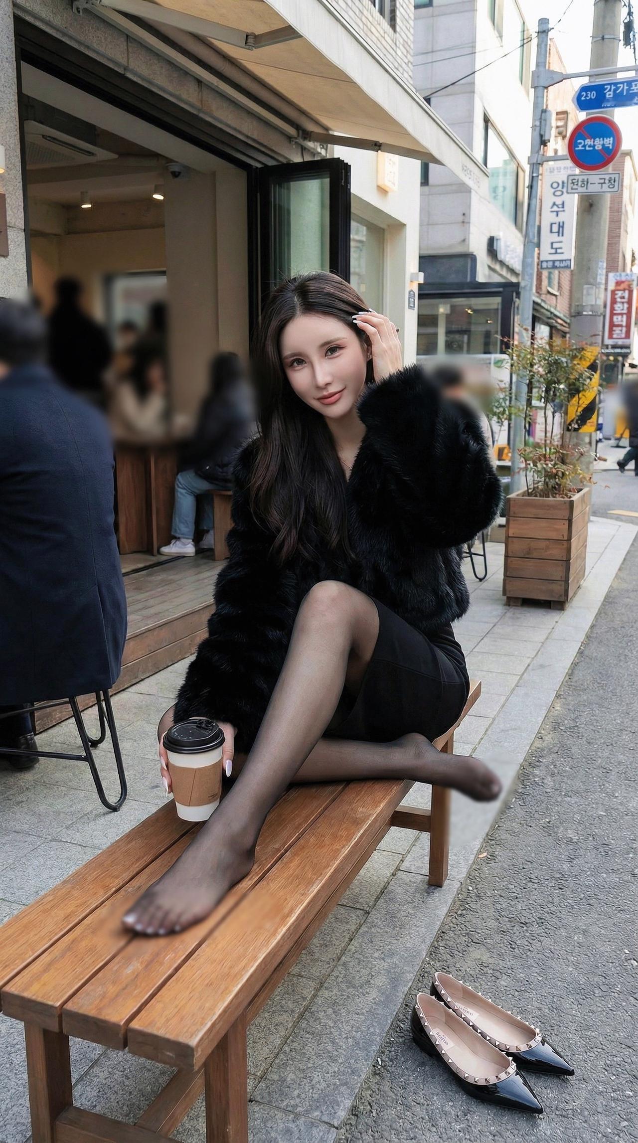 有点想你 是淡淡的痛 不足以让我哭
却在我每次想起你时心很痛下午茶