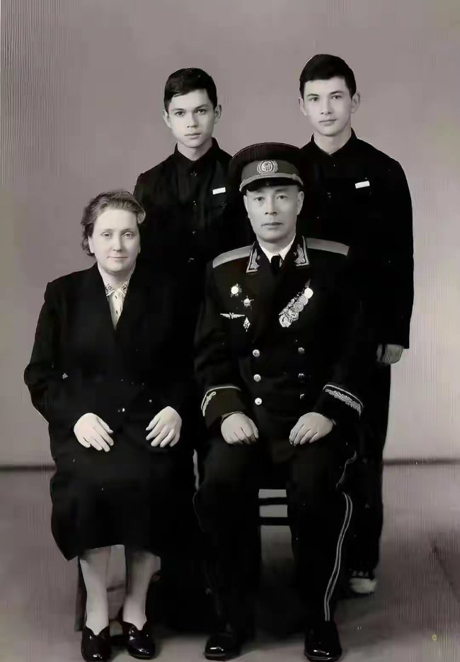 这是1955年授衔后，唐铎少将与夫人唐瓦柳，以及两个儿子的合影照 