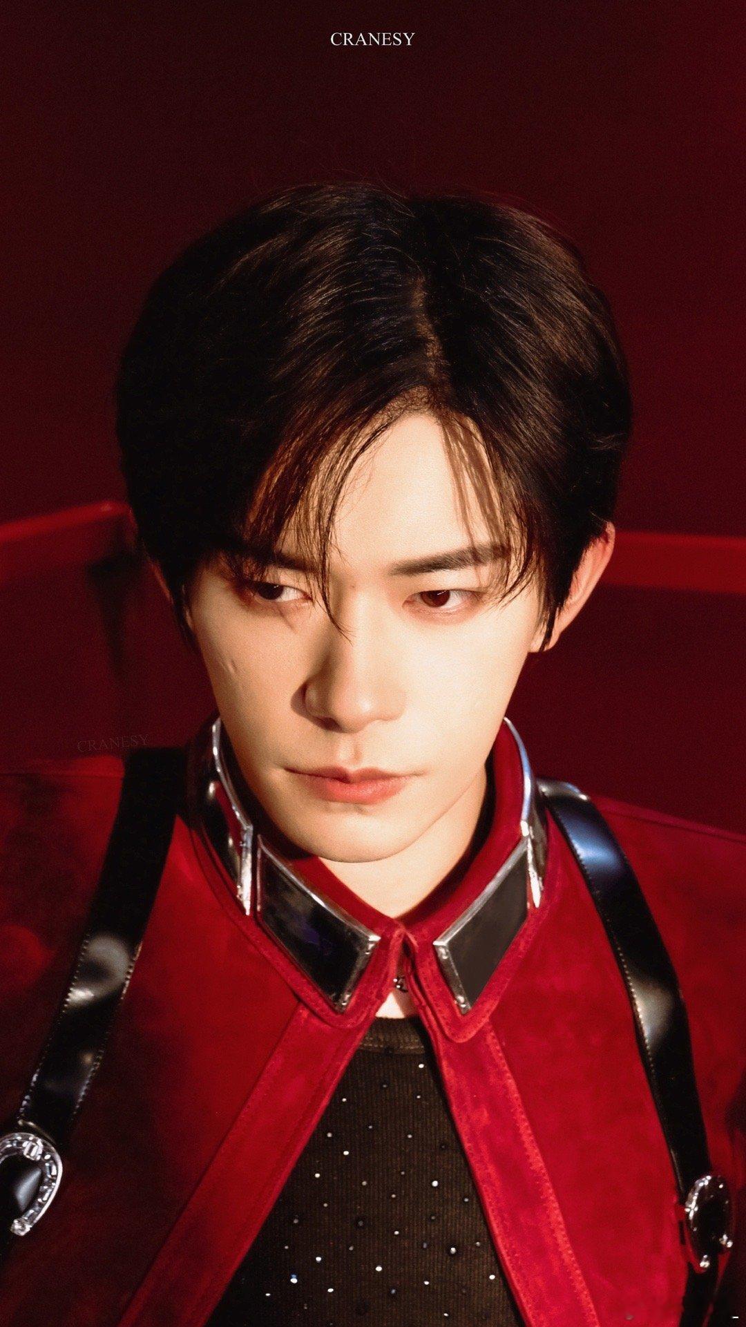 易烊千玺身后的顶流机位氛围感之神！不吵不闹的机位守在千玺身后，微光与舞台光影交织