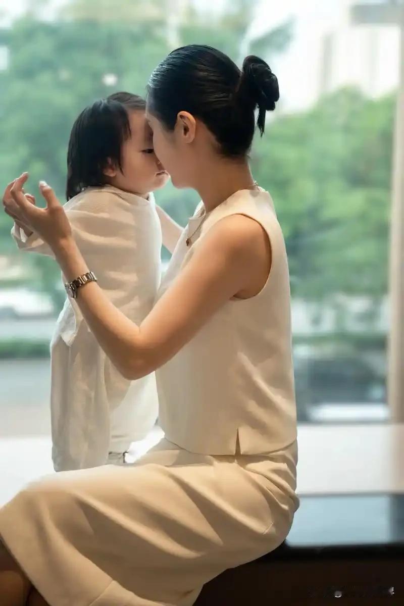 村里大爷说，你可以开玩笑调侃家里两个三个儿子的家庭生不出女儿来。他们乐呵呵的不会